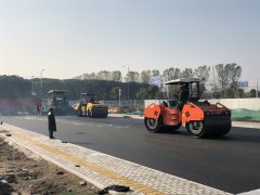 江蘇瑞超進(jìn)行塘野路瀝青鋪設現場(chǎng)圖